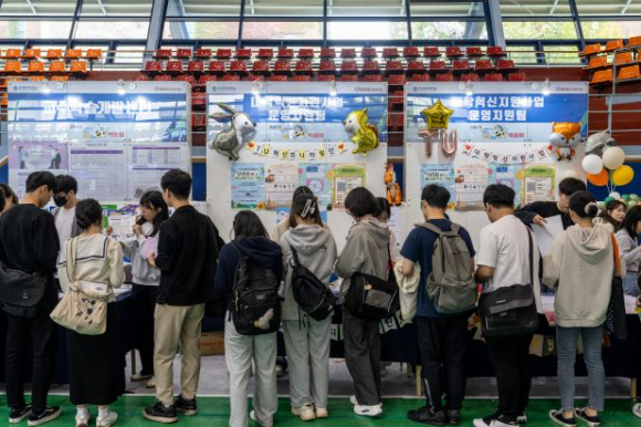 4일 한국공학대학교 체육관에서 열린 비 교과 박람회에 참여한 학생들이 각종 프로그램에 대해 설명을 듣고 있다. [사진=한국공대]