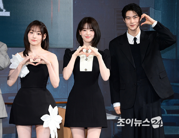 (왼쪽부터)노재원-이효제-강미나-전소영-현우석이 21일 오후 서울 CGV 용산아이파크몰에서 열린 넷플릭스 시리즈 '기리고' 기자간담회에 참석해 포즈를 취하고 있다. [사진=정소희 기자]