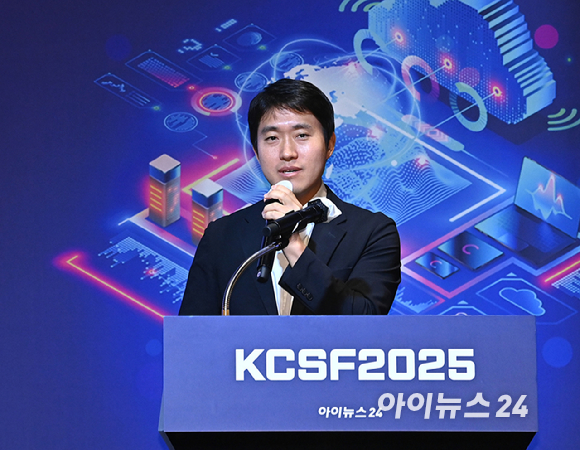 클라우드 기술 혁신의 현재와 미래를 점검하는 '대한민국 클라우드/SaaS 포럼 2025'(KCSF 2025)이 30일 서울 여의도 FKI타워 그랜드 볼룸에서 열렸다. 장기철 과학기술정보통신부 인터넷진흥과장이 'AI 시대 클라우드 정책방향'을 주제로 강연하고 있다. [사진=곽영래 기자]