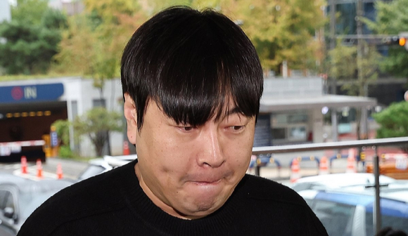 인터넷 불법 도박 사실을 고백한 코미디언 이진호가 22일 오후 관련 조사를 받기 위해 서울 강남경찰서로 출석하고 있다. [사진=연합뉴스]