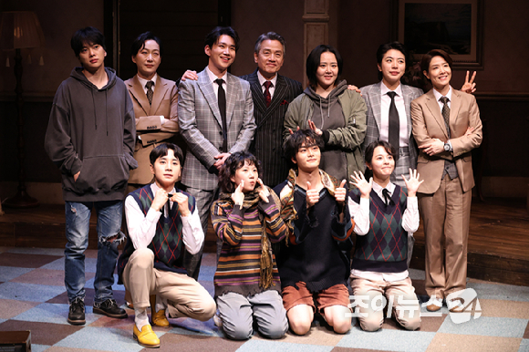 배우 최석진, 우현주, 오승훈, 박지일, 문근영, 정인지, 양소민, 김주연, 최정우, 김단이, 김시유(왼쪽 위부터 시계방향)가 19일 오후 서울 종로구 동숭동 대학로티오엠에서 진행된 연극 '오펀스' 프레스콜에 참석해 포즈를 취하고 있다. [사진=문수지 기자]