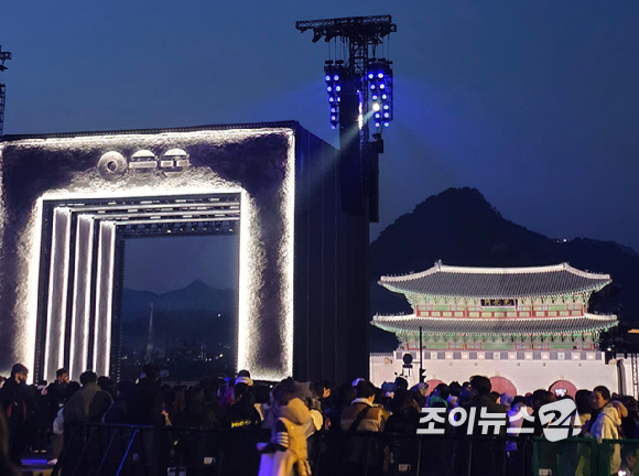 방탄소년단 'BTS 컴백 라이브: ARIRANG' 공연이 21일 오후 서울 종로구 광화문 광장에서 열리는 가운데 현장이 인파로 북적이고 있다. [사진=정지원 기자]