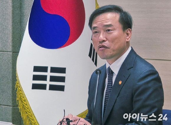 김종철 방송미디어통신위원장이 10일 정부과천청사에서 취임 100일 기자간담회를 열고 인사말하고 있다. [사진=안세준 기자]