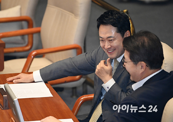 장동혁 국민의힘 당대표가 30일 서울 여의도 국회에서 열린 본회의에서 의원과 대화를 하고 있다. [사진=곽영래 기자]
