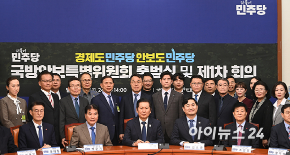 정청래 더불어민주당 대표가 24일 서울 여의도 국회에서 열린 국방안보특별위원회 출범식 및 1차회의에서 참석자들과 기념촬영을 하고 있다. [사진=곽영래 기자]