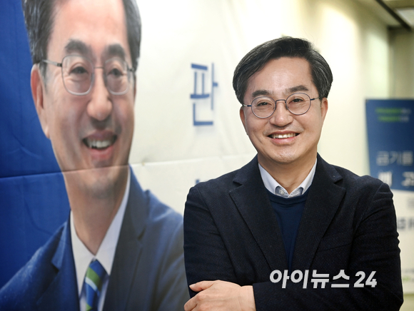 김동연 새로운물결 대선후보가 24일 서울 영등포구 선거캠프에서 진행된 아이뉴스24와의 인터뷰에 앞서 카메라 앞 포즈를 취하고 있다. [사진=정소희 기자]