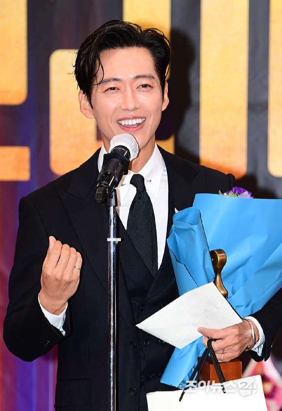 배우 안은진과 남궁민이 22일 오후 서울 마포구 MBC 사옥에서 열린 '2023 그리메상' 시상식에서 남녀 최우수 연기자상 수상자로 참석하고 있다. [사진=정소희 기자]