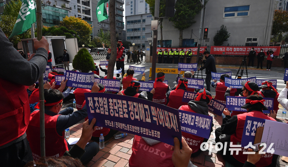 전국화학노동조합연맹 소속 푸르밀 노동조합 조합원들이 26일 오후 서울 영등포구 문래동 푸르밀 본사 앞에서 열린 일방적 정리해고 저지를 위한 푸르밀 노동조합 결의대회에서 구호를 외치고 있다. [사진=김성진 기자]