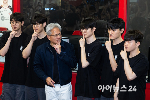 젠슨 황 엔비디아 최고경영자(CEO)가 5일 서울 마포구 &lsquo;T1 베이스 캠프&rsquo;를 방문해 &lsquo;페이커&lsquo; 이상혁을 비롯한 e스포츠 구단 T1의 리그 오브 레전드(LoL) 선수단을 만나고 있다. [사진=곽영래 기자]
