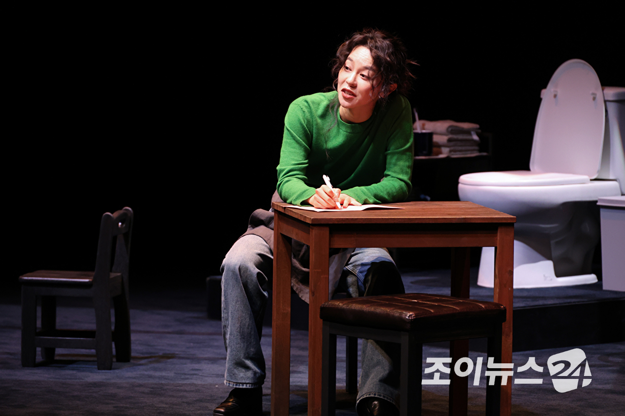 배우 김주연이 23일 오후 서울 종로구 연지동 두산아트센터 연강홀에서 진행된 연극 '플리백' 프레스콜에 참석해 열연을 펼치고 있다. [사진=문수지 기자]