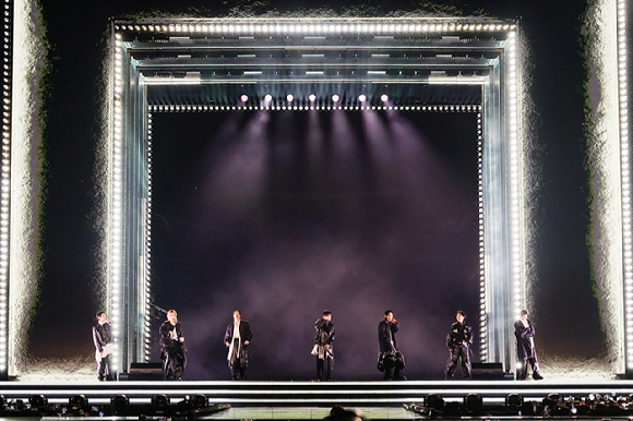 방탄소년단은 21일 오후 8시 서울 종로구 광화문 광장 일대에서 열린 컴백 라이브쇼 'BTS 컴백 라이브: ARIANG'에서 무대를 선보이고 있다. [사진=빅히트뮤직]