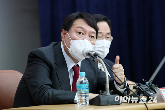 윤석열 국민의힘 대선 경선 후보가 1일 오후 경기 수원시 국민의힘 경기도당 강당에서 열린 '윤석열 국민캠프 경기도 당협위원장 간담회'에서 모두발언을 하고 있다.[사진=국회사진취재단]