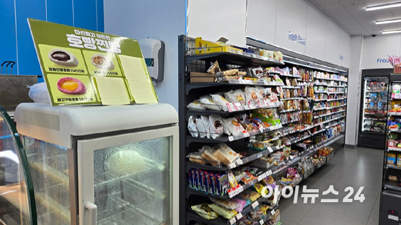 20일 서울의 한 편의점에서 호빵을 판매하고 있다. 이날 아침 최저기온이 5도를 기록하는 등 추위가 찾아오면서 겨울철 간식 매출이 급증한 것으로 나타났다. [사진=진광찬 기자]