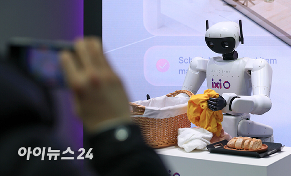 3일(현지시간) 스페인 바르셀로나 피라 그란 비아 전시장에서 열린 세계 최대 모바일 전시회 '모바일 월드 콩그레스(MWC) 2026'에서 세계 각국 참가업체 부스에서 다양한 로봇들이 눈길을 끌고 있다. [사진=정소희 기자]