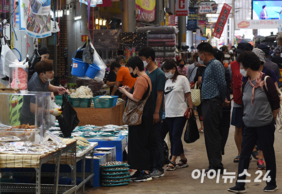 12일 천안 중앙시장 수산물 가게 앞에 손님들이 생선을 사기 위해 몰려 있다.  [사진=이숙종 기자]