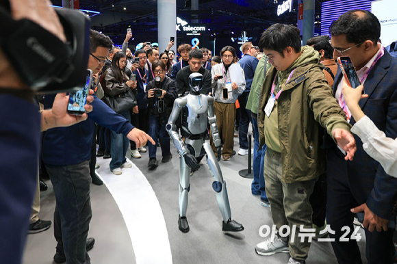 3일(현지시간) 스페인 바르셀로나 피라 그란 비아 전시장에서 열린 세계 최대 모바일 전시회 '모바일 월드 콩그레스(MWC) 2026'에서 세계 각국 참가업체 부스에서 다양한 로봇들이 눈길을 끌고 있다. [사진=정소희 기자]