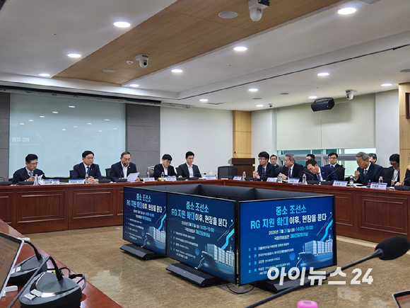 유상철 HJ중공업 대표(가운데)가 31일 국회에서 진행된 '중소 조선소 RG 지원 확대 이후, 현장을 묻다' 토론회에 참석해 발언하고 있다. [사진=최란 기자]