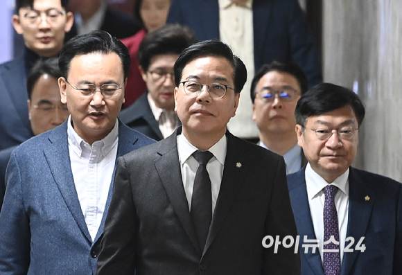 송언석 국민의힘 원내대표가 6일 서울 여의도 국회에서 열린 원내대책회의에 참석하고 있다. [사진=곽영래 기자]