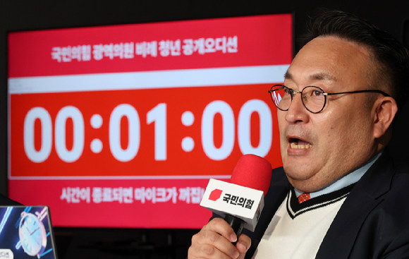 개그맨 이혁재가 26일 서울 영등포구 여의도 중앙당사에서 열린 광역의원 비례 청년 공개 오디션 본선 심사에 앞서 발언을 하고 있다. [사진=연합뉴스]