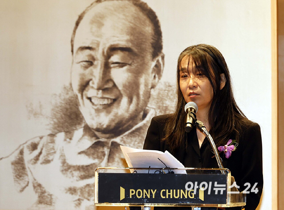 한국인 최초로 노벨문학상을 수상한 한강 작가가 17일 서울 강남구 아이파크타워에서 열린 제18회 포니정 혁신상 시상식에서 수상 소감을 하고 있다. [사진=사진공동취재단]