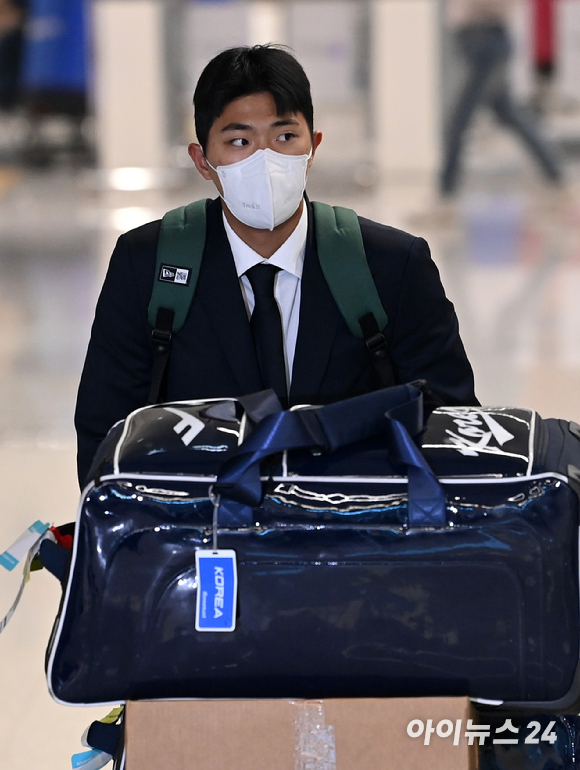 2023 월드베이스볼클래식(WBC)에서 조기 탈락한 한국 야구대표팀 이의리가 14일 오후 인천국제공항 2터미널을 통해 귀국하고 있다. [사진=김성진 기자]