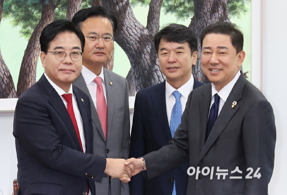 김병기 더불어민주당 원내대표와 송언석 국민의힘 원내대표가 10일 서울 여의도 국회에서 회동을 하고 있다. [사진=곽영래 기자]