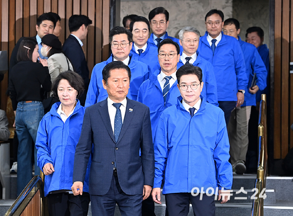 더불어민주당 정청래 대표와 광역단체장 후보들이 23일 국회에서 열린 민주당 광역단체장 후보 연석회의에 참석하고 있다. [사진=곽영래 기자]