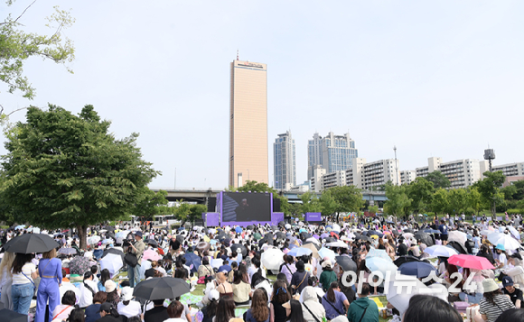 17일 서울 영등포구 여의도 한강공원에서 열린 방탄소년단 데뷔 10주년 FESTA @여의도(BTS 10th Anniversary FESTA @Yeouido)에 참석한 팬들이 'BTS 라이브 스크린' 코너를 즐기고 있다. [사진=정소희 기자]