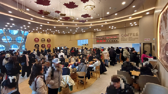 지난 25일 팀홀튼 1호점(신논현역점) 내부 모습. [사진=라창현 기자]