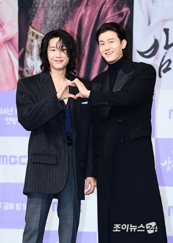 배우 이종원이 MBC 금토드라마 '밤에 피는 꽃' 인터뷰에 앞서 포즈를 취하고 있다. [사진=더블랙레이블]