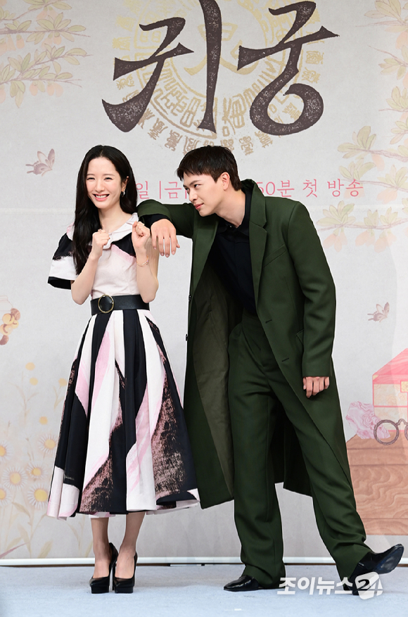 배우 김지연과 육성재가 17일 오후 서울 양천구 목동 SBS 사옥에서 진행된 SBS 새 금토드라마 '귀궁' 제작발표회에 참석하고 있다. [사진=정소희 기자]