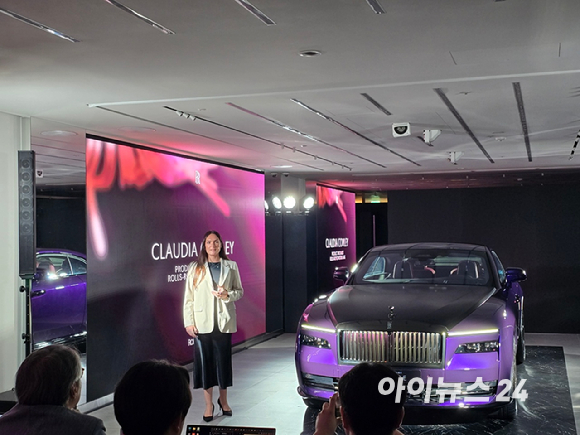 롤스로이스모터카가 13일 서울 강남구 롤스로이스 모터카 서울 청담 쇼룸에서 '블랙 배지 스펙터'를 공개하고 있다. [영상=김종성 기자]