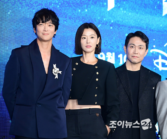 (왼쪽부터)강동원-허명행 감독-전지현-오정세-김해숙-유재명-이미숙-박해준-이상희-주종혁-김희원 감독이 2일 오전 서울 종로구 포시즌스 호텔에서 진행된 디즈니 플러스 오리지널 시리즈 '북극성' 제작발표회에 참석하고 있다. [사진=정소희 기자]