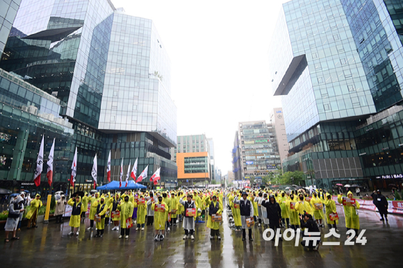 카카오 노조가 20일 경기도 성남시 분당구 판교역 광장에서 카카오지회 임단협 승리 결의대회를 진행하고 있다. [사진=정소희 기자]