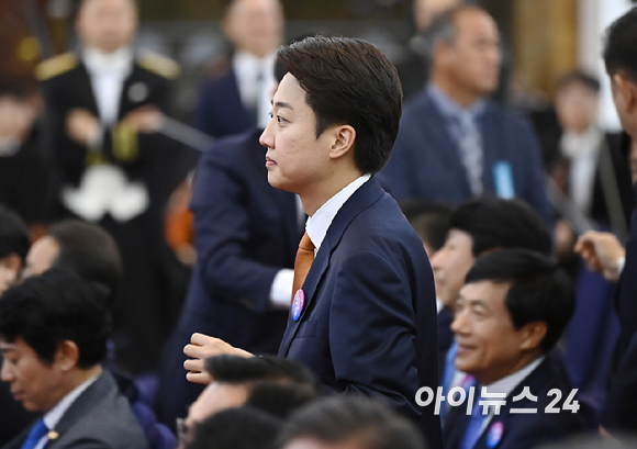 이준석 개혁신당 의원이 4일 오전 서울 여의도 국회의사당에서 열린 제21대 대통령 취임선서에 참석하고 있다. [사진=곽영래 기자]