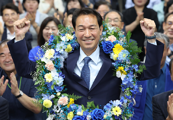 더불어민주당 우상호 강원특별자치도지사 후보가 4일 춘천시 더불어민주당 강원도당에서 당선이 확실시된 뒤 기뻐하고 있다. 2026.6.4 [사진=연합뉴스]