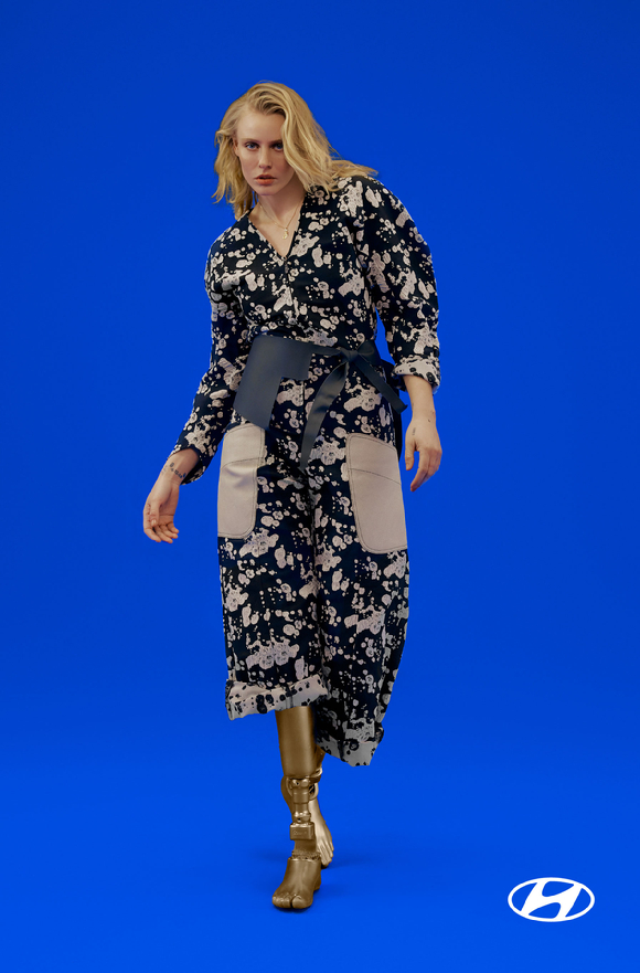 로렌 바서가 이전에 공개된 리스타일 컬렉션 의상을 착용하고 있는 모습 [사진=현대자동차]