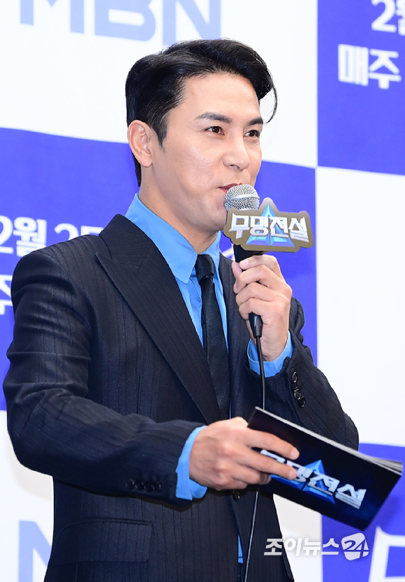 가수 장민호가 25일 오후 서울 마포구 스탠포드호텔에서 열린 MBN 초대형 트롯 오디션 '무명전설-트롯 사내들의 서열전쟁' 제작발표회에 프로그램 MC로 참석하고 있다.