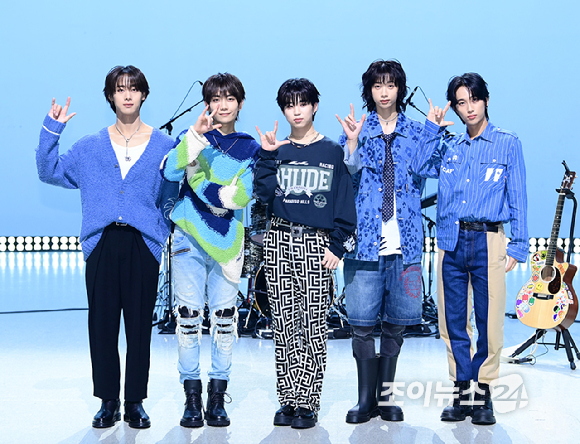 밴드 하이파이유니콘이 13일 오후 서울 마포구 상암동 MBC 공개홀에서 열린 Hi-Fi Un!corn(하이파이유니콘) Single Album 'Teenage Blue' 발매 쇼케이스에 참석하고 있다. [사진=정소희 기자]