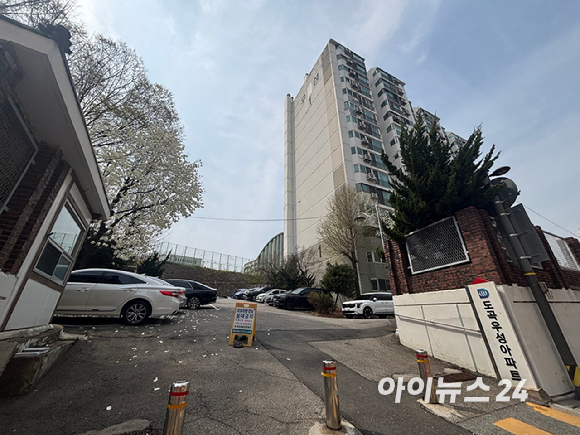 4월 3일 양재역 역세권 구축 아파트 '도곡우성' 재건축 조합 사무실에서 열린 현장설명회에 건설사 관계자들이 참석해 있는 모습. [사진=김민지 기자]