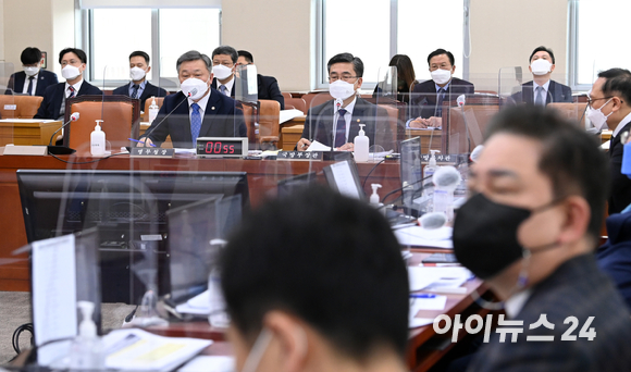 정석환 병무청장이 28일 오전 서울 여의도 국회에서 열린 국방위원회 전체회의에서 윤석열 국민의힘 대선 후보의 부동시 병역 면제 의혹에 대한 의원 질의에 답하고 있다. [사진=김성진 기자]