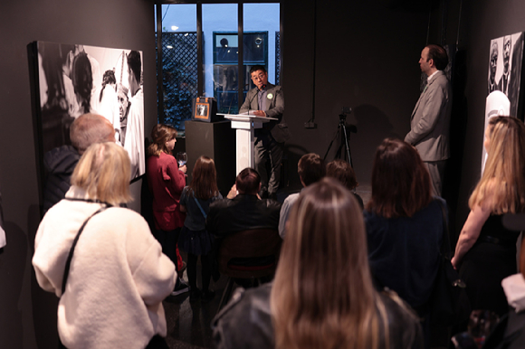 다큐멘터리 사진가 양종훈(상명대 석좌교수)이 오스트리아 비엔나 툴립 아트 갤러리에서 프란치스코 교황의 선종 1주년을 기리는 헌정 전시를 개최했다. [사진=상명대학교]