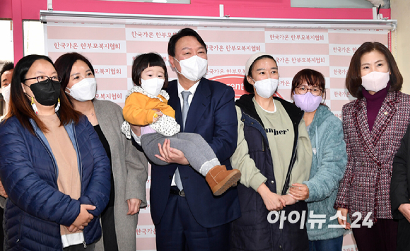 윤석열 국민의힘 대선후보가 15일 오후 서울 성동구 한국가온한부모복지협회를 찾아 회원들과 간담회를 갖기 전 기념사진을 촬영하고 있다. [사진=국회사진취재단]