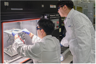 GIST 연구팀이 솔라 시뮬레이터를 활용해 대면적 페로브스카이트 태양전지 모듈의 광전 변환 효율을 측정하고 있다. [사진=GIST]