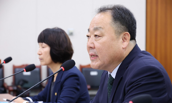 손인혁 헌법재판소 사무처장이 13일 국회에서 열린 법제사법위원회 국정감사에서 의원 질의에 답하고 있다. 2026.10.13 [사진=연합뉴스]