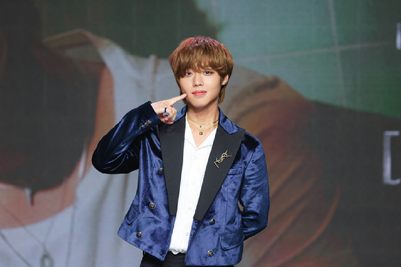 가수 박지훈이 28일 다섯 번째 미니앨범 '핫 앤 콜드' 발매 기념 쇼케이스에서 포즈를 취하고 있다. [사진=마루기획]