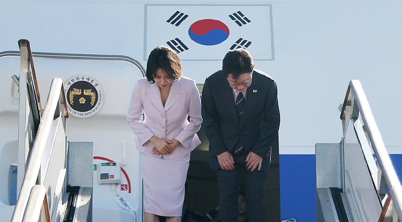 프랑스를 국빈 방문하는 이재명 대통령 부부가 6일 성남 서울공항 공군 1호기에서 환송객들을 향해 인사하고 있다. [사진=연합뉴스]