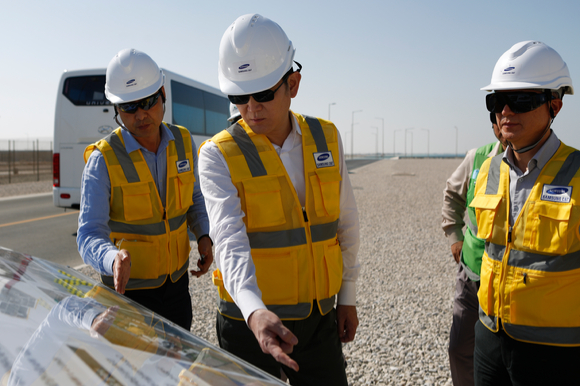 이재용 삼성전자 회장(가운데)이 지난 6일 아랍에미리트(UAE) 바라카 원자력발전소 공사 현장을 찾았다. [사진=삼성전자]