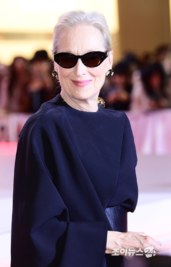 배우 메릴 스트립이 8일 오후 서울 영등포구 타임스퀘어에서 열린 영화 '악마는 프라다를 입는다 2' 레드카펫 행사에 참석하고 있다. [사진=정소희 기자]