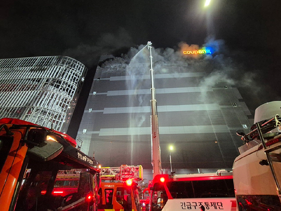 19일 이틀째 화재가 이어지고 있는 인천 서해구 석남동 쿠팡32물류센터에서 연기가 뿜어져 나오고 있다. [사진=연합뉴스]